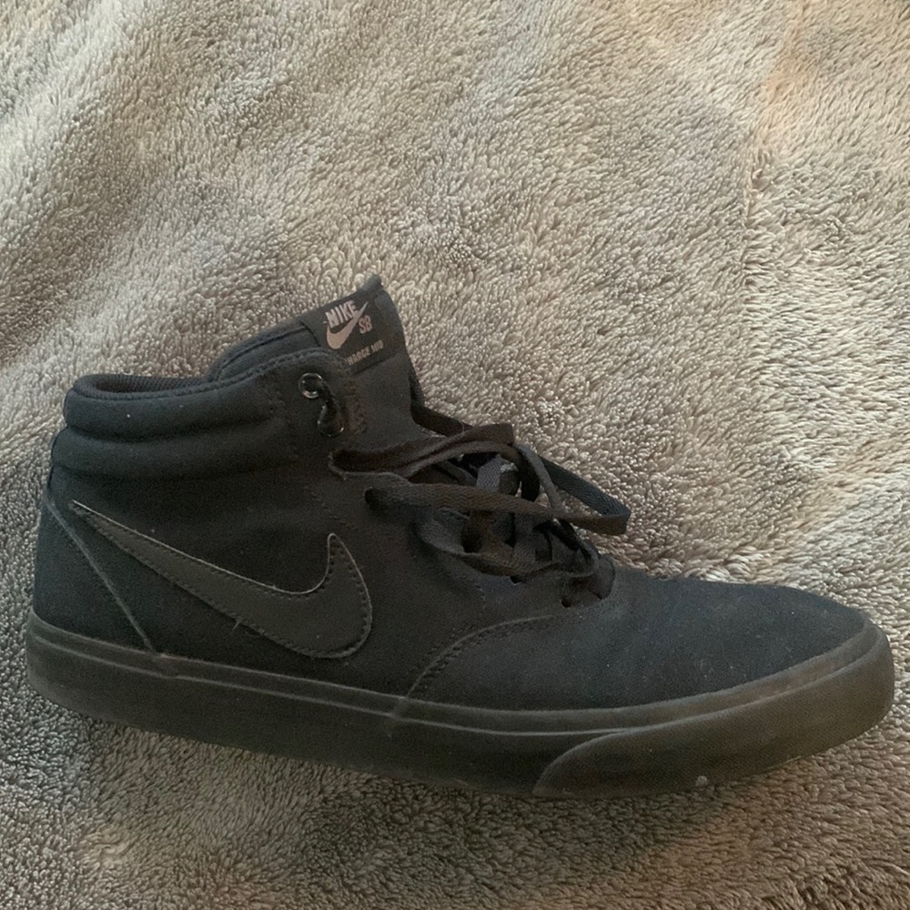 Nike charge mid
